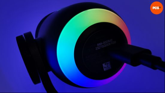 Review images of the Logitech Yeti GX microphone.