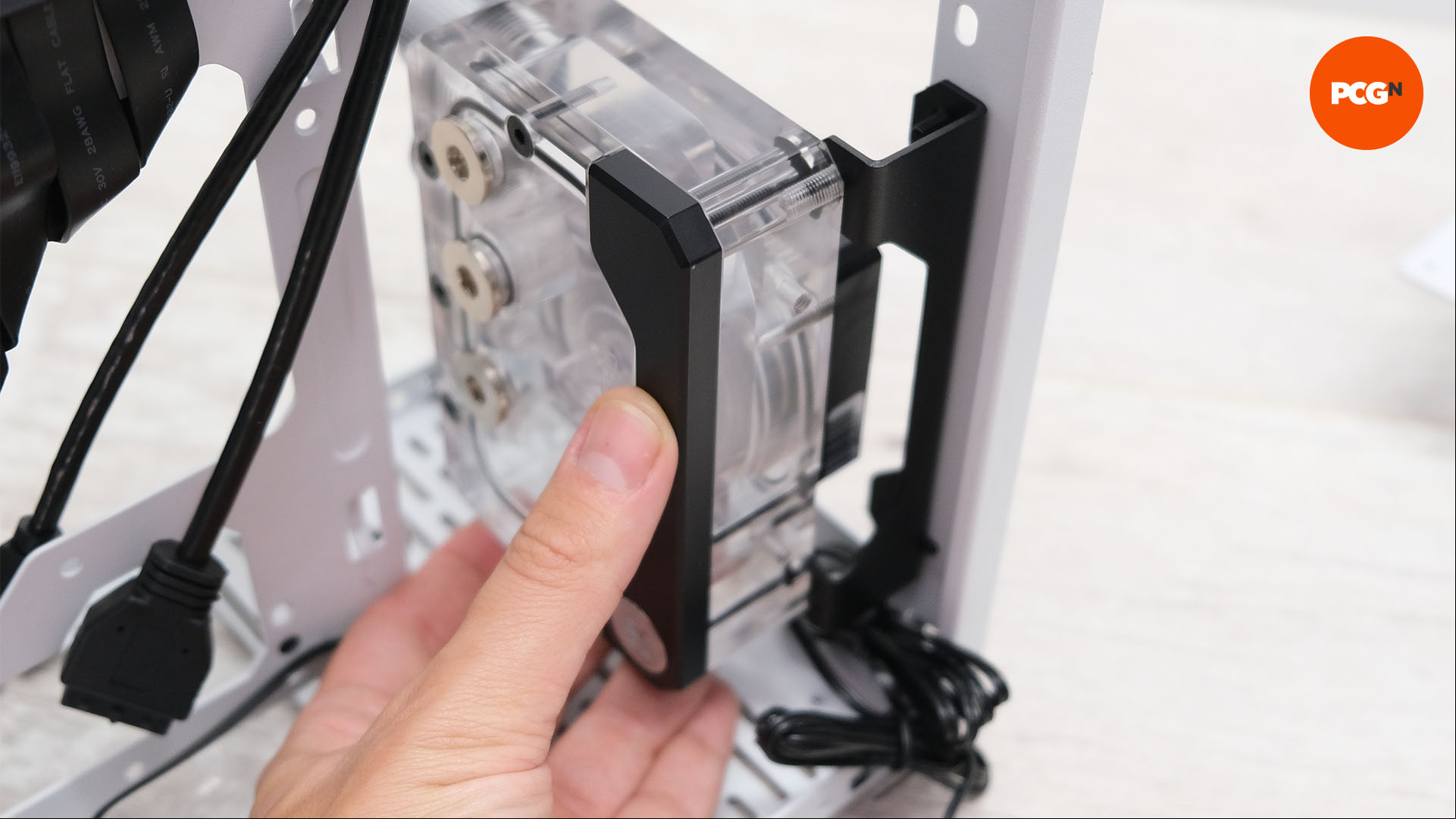 How to mount a reservoir: Fit to fan mount or radiator